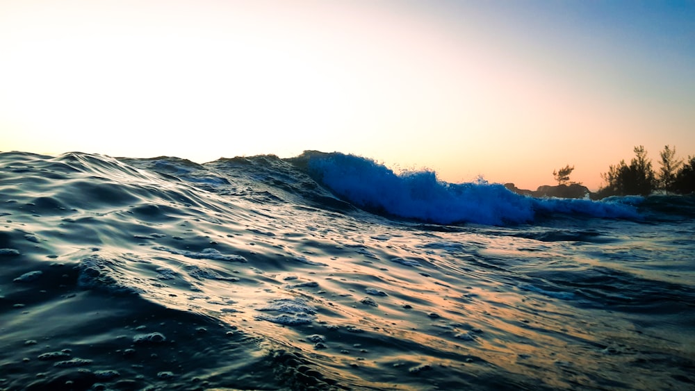 ocean waves during day time