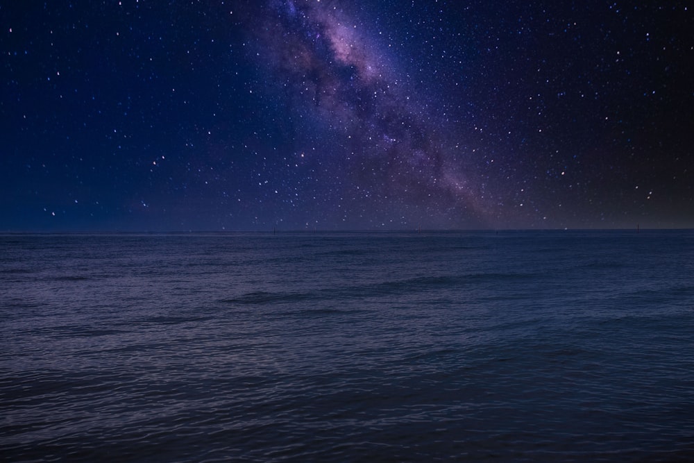 Cuerpo de agua bajo la noche estrellada