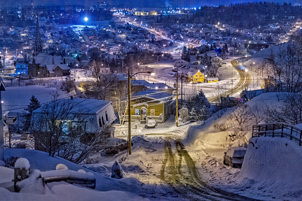 Vue aérienne de la ville pendant la nuit