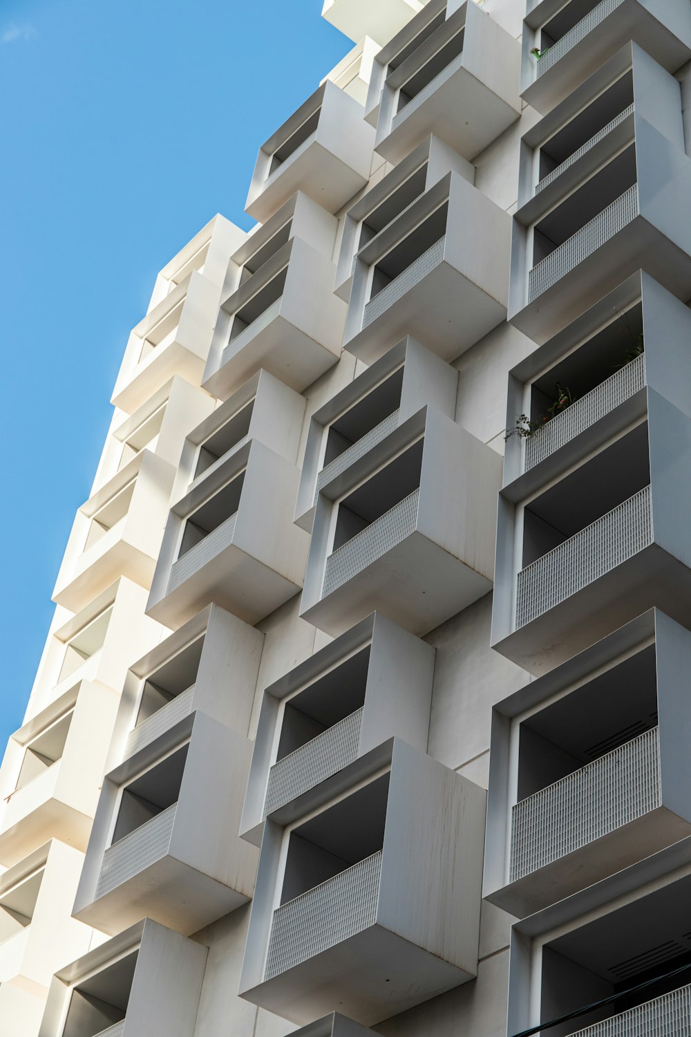 edifício de concreto branco durante o dia