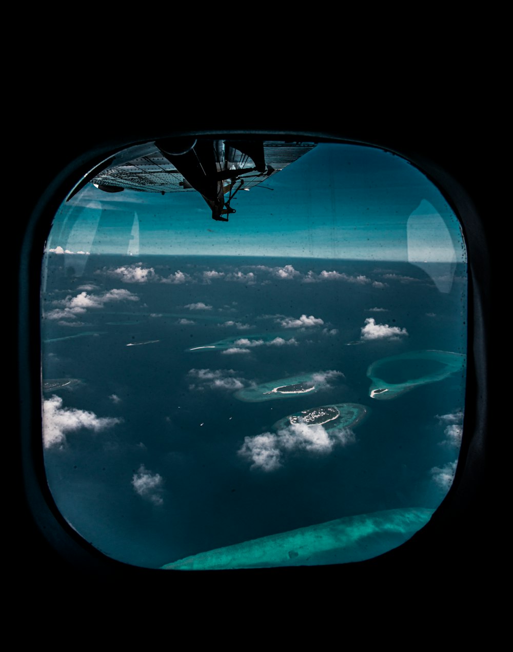 Flugzeugfenster Blick auf blauen Himmel und weiße Wolken