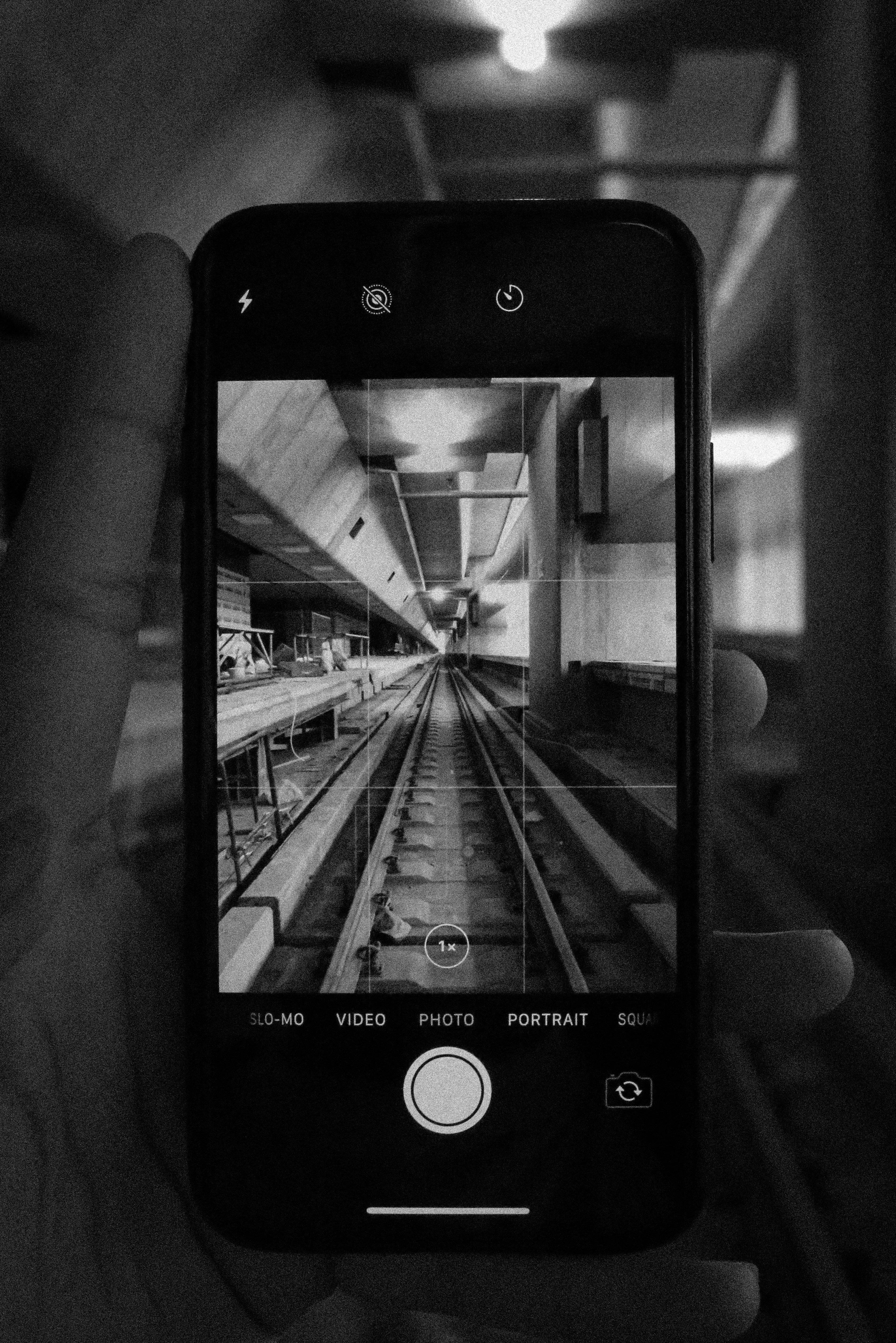 Personne tenant l’iPhone affichant l’appareil photo