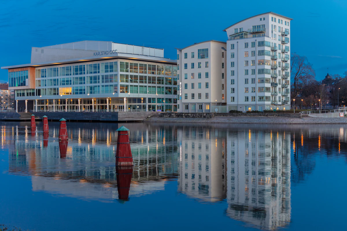 Vit och blå byggnad vid vattnet i Karlstad