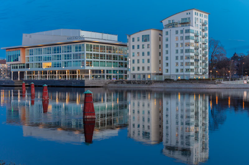 Vit och blå byggnad vid vattnet i Karlstad