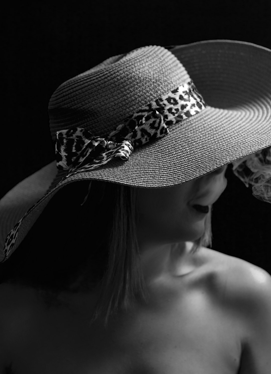 woman wearing black and white floral hat