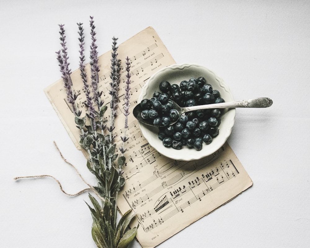 raisins violets sur plaque de céramique blanche