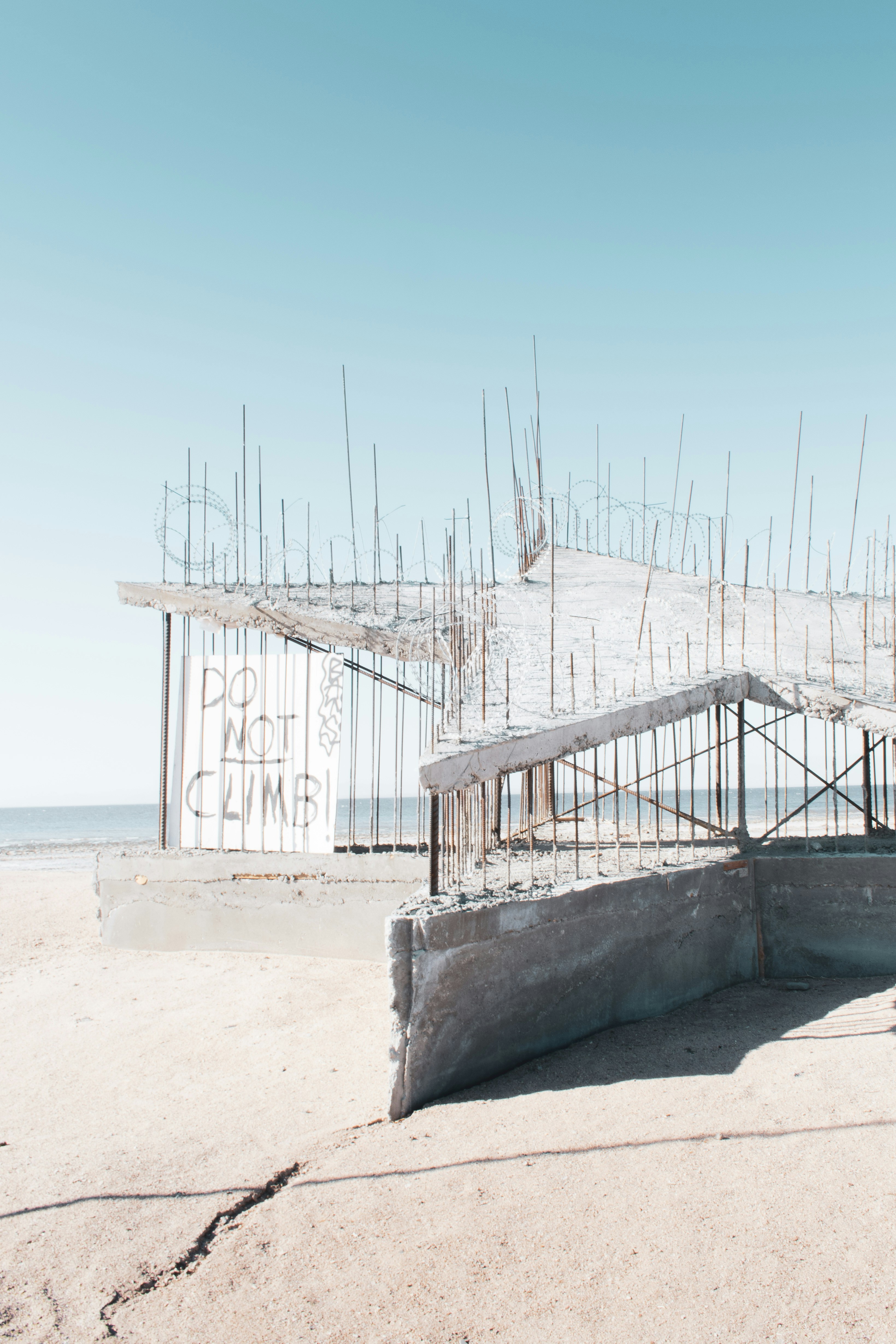 muelle de madera blanca en la playa durante el día