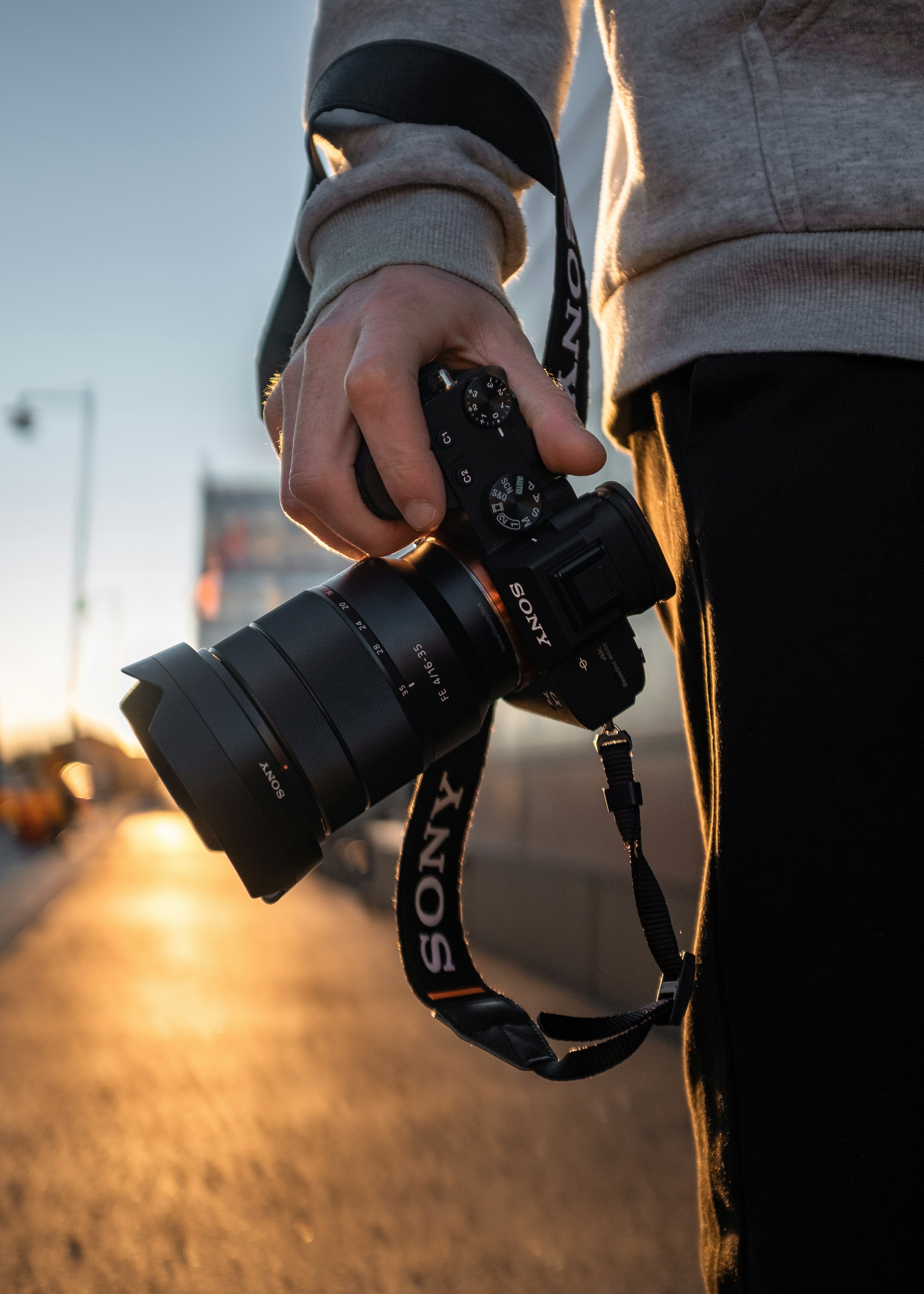 黒のニコン デジタル一眼レフ カメラを持っている人の写真 Unsplashで見つける吊り革の無料写真