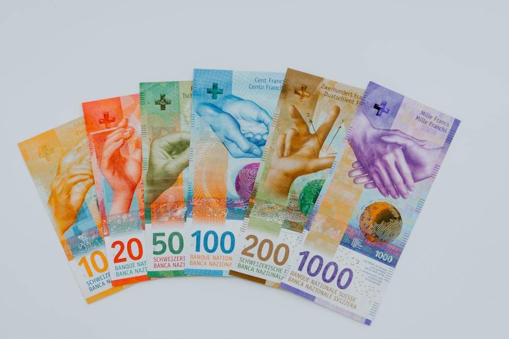 10 und 100 Banknoten auf weißem Tisch