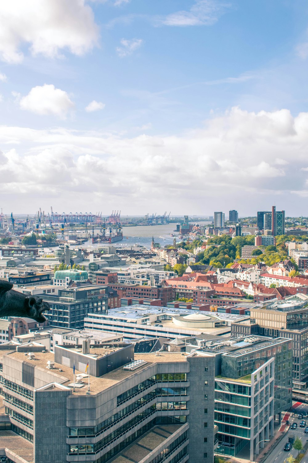 Stadtgebäude tagsüber unter weißen Wolken