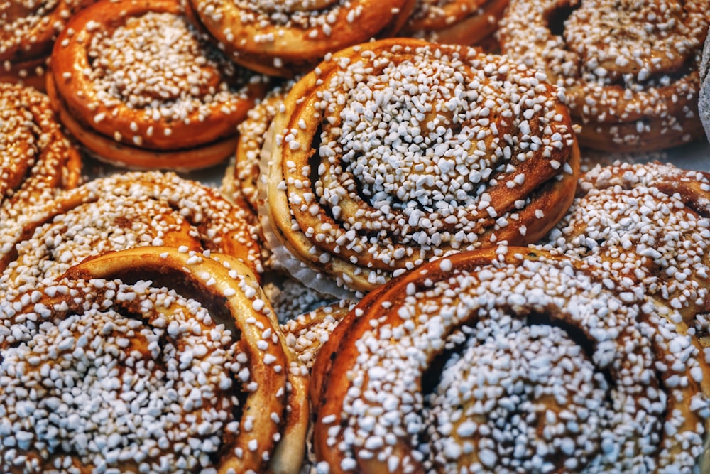 Ciambelle marroni con codette di cioccolato