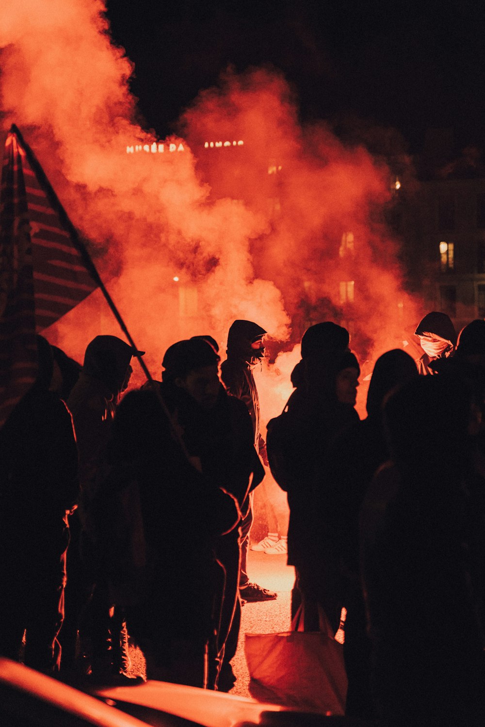 Menschen, die nachts auf schneebedecktem Boden stehen