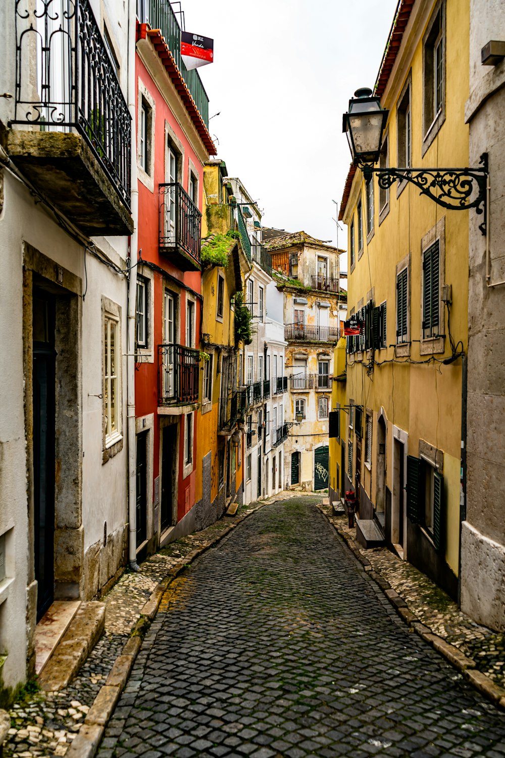 edificio in cemento marrone e giallo durante il giorno