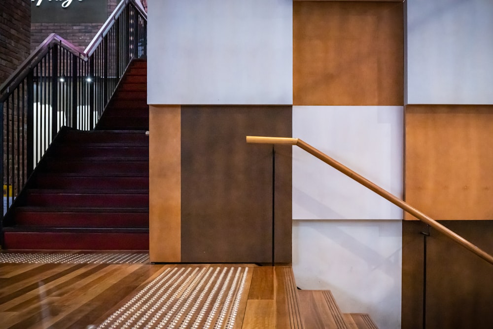 Escalera de madera marrón con barandillas metálicas blancas