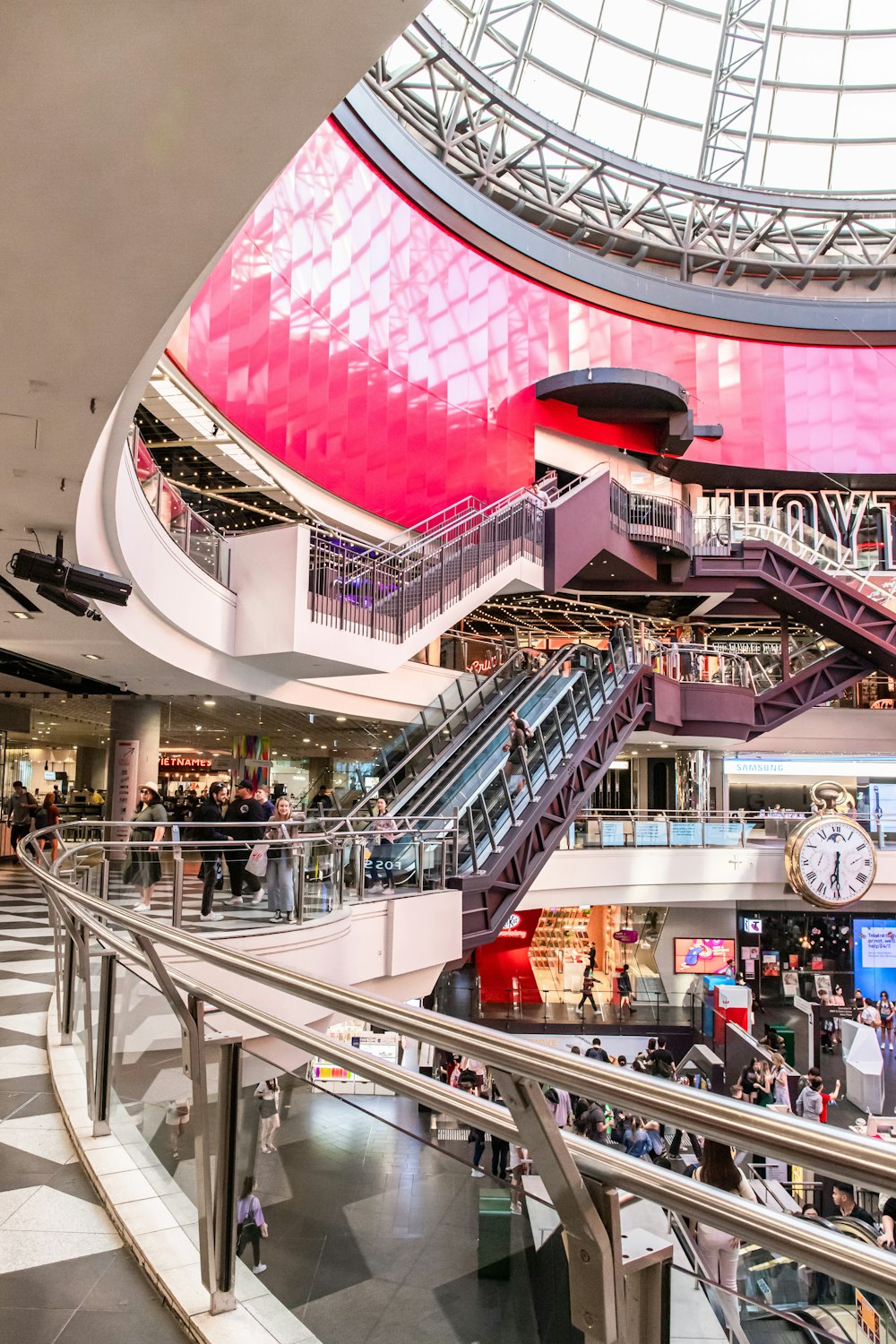 personnes marchant à l’intérieur d’un bâtiment avec un escalator