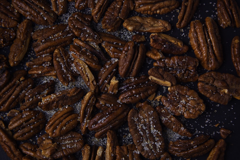 grains de café bruns et noirs