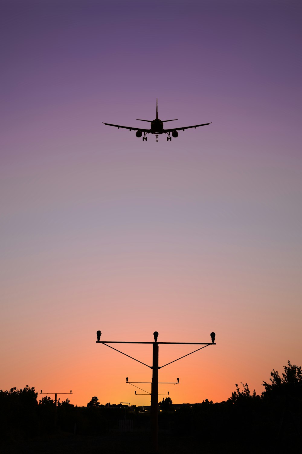 Silhouette des Flugzeugs unter blauem Himmel tagsüber