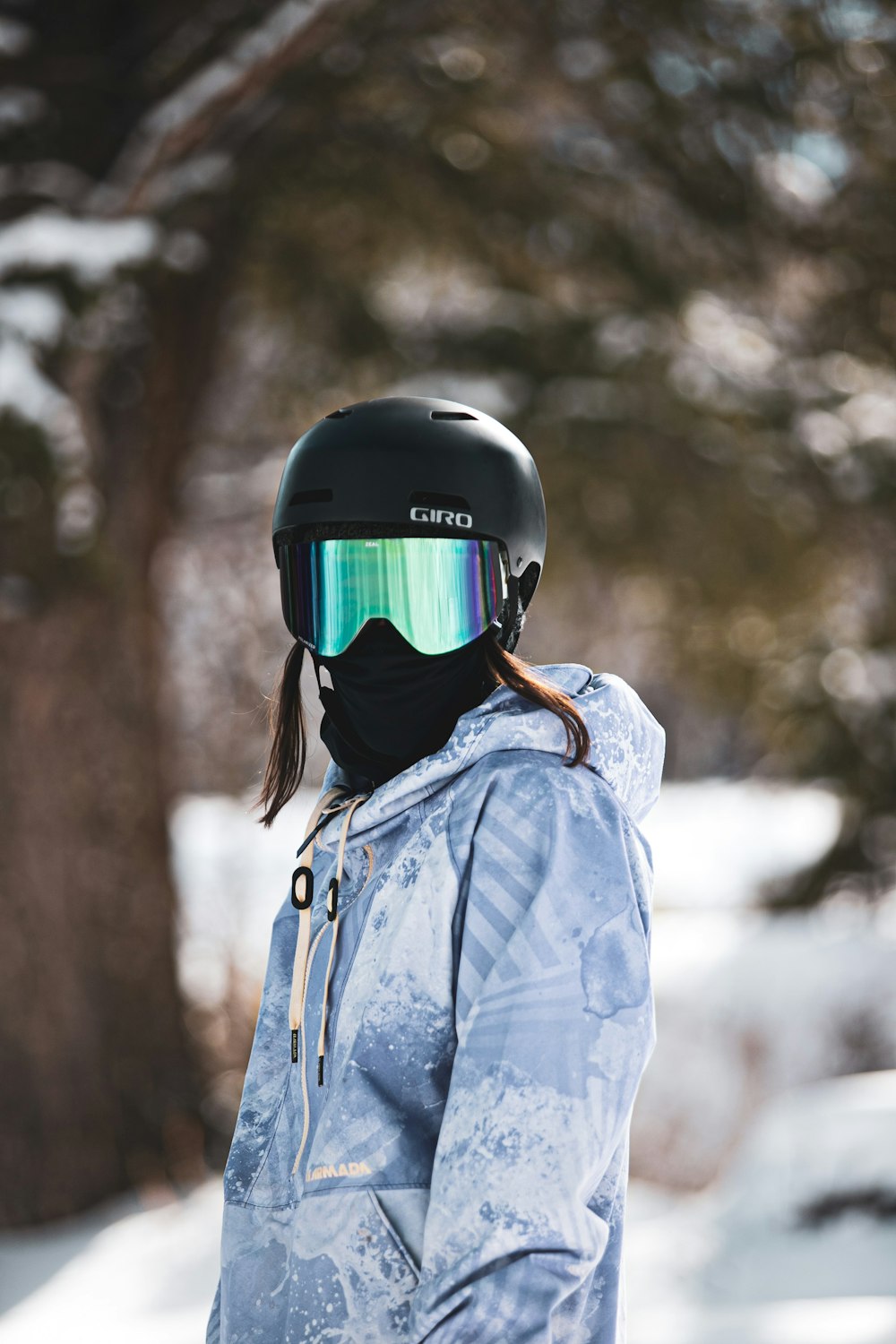 donna in giacca di jeans blu che indossa casco nero