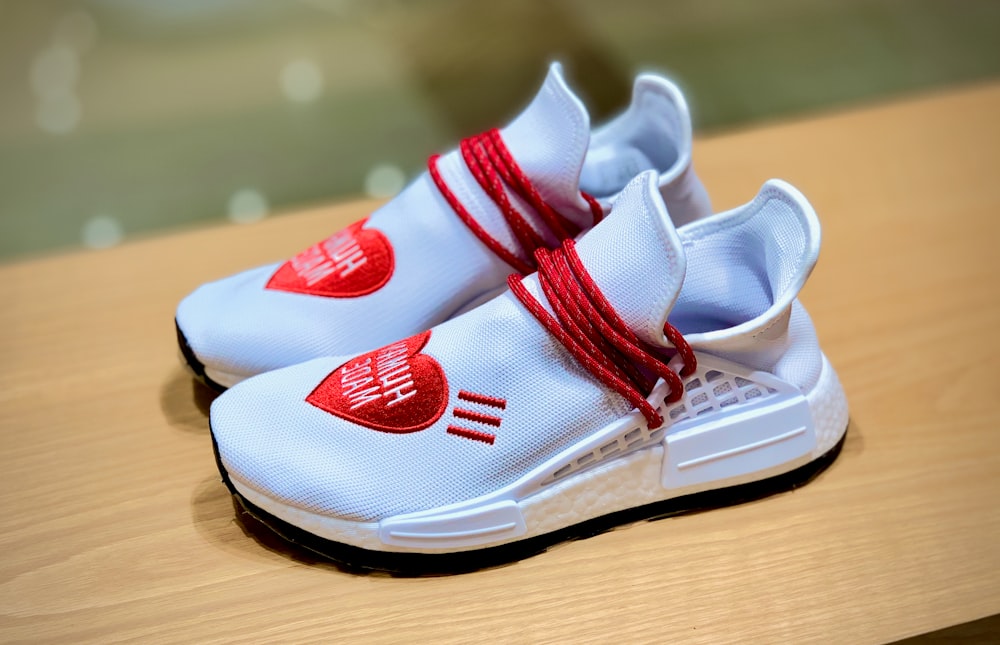 Chaussures de sport Nike blanches et rouges