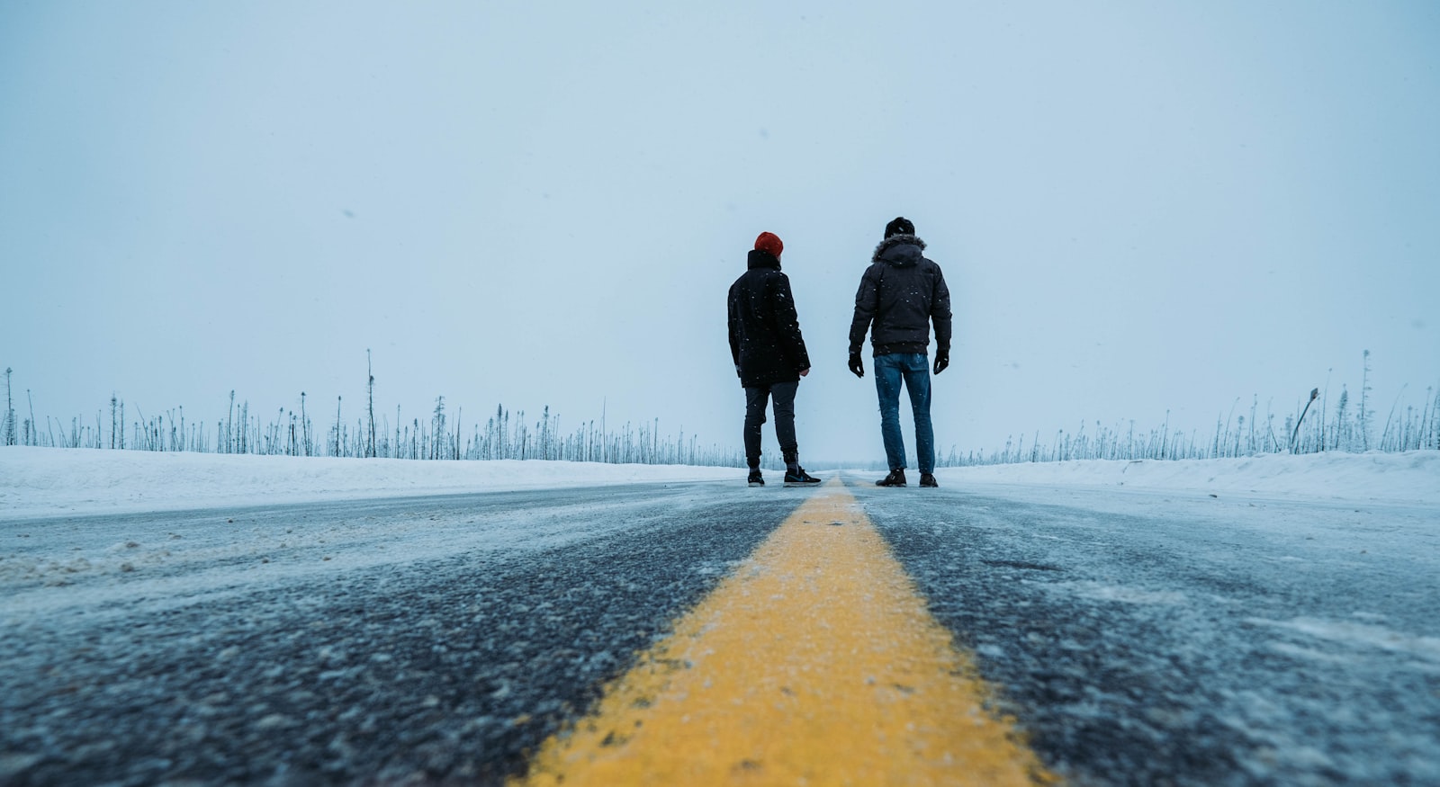 Fujifilm X-T10 + Fujifilm XF 10-24mm F4 R OIS sample photo. Man and woman walking photography