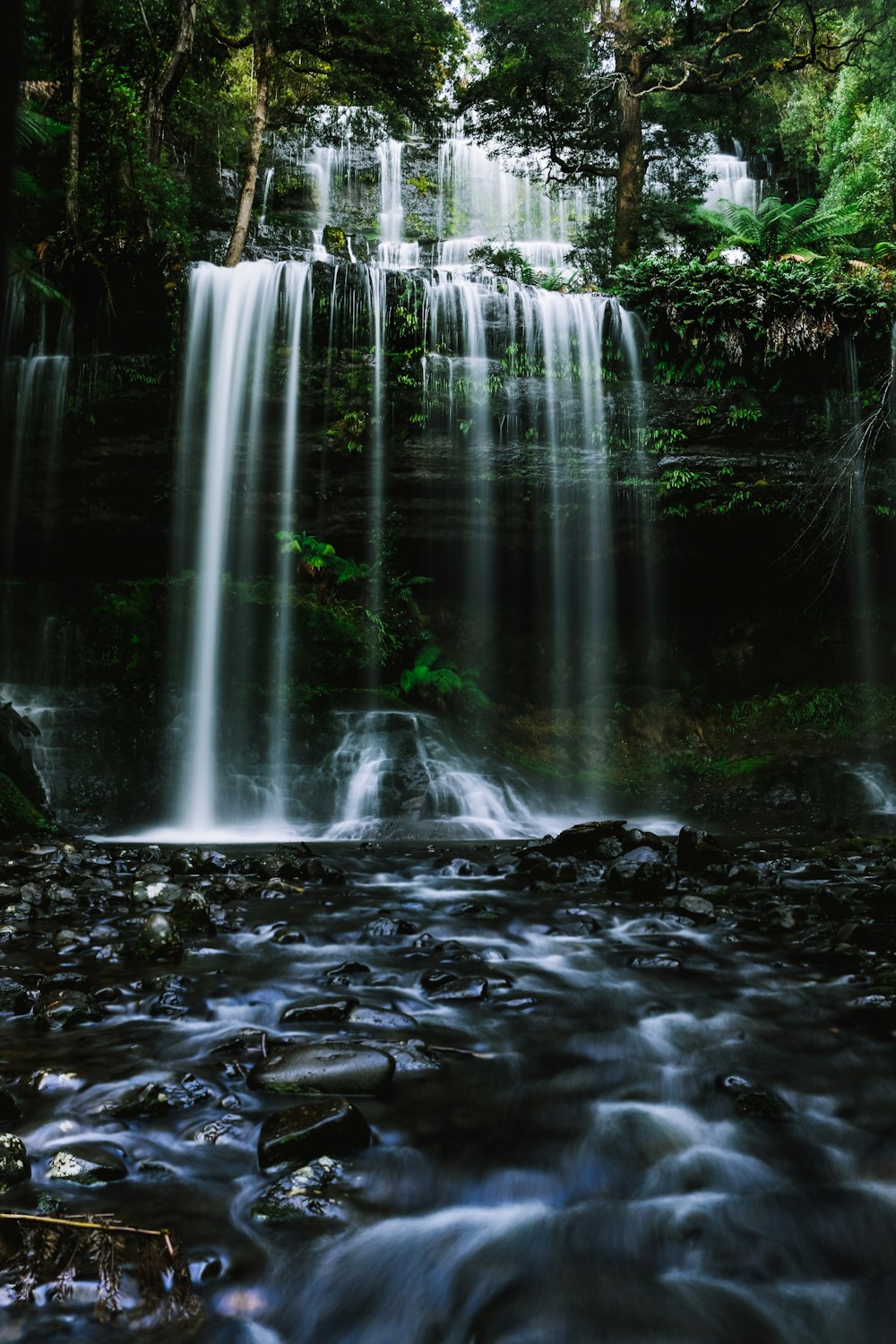 El agua cae sobre suelo rocoso