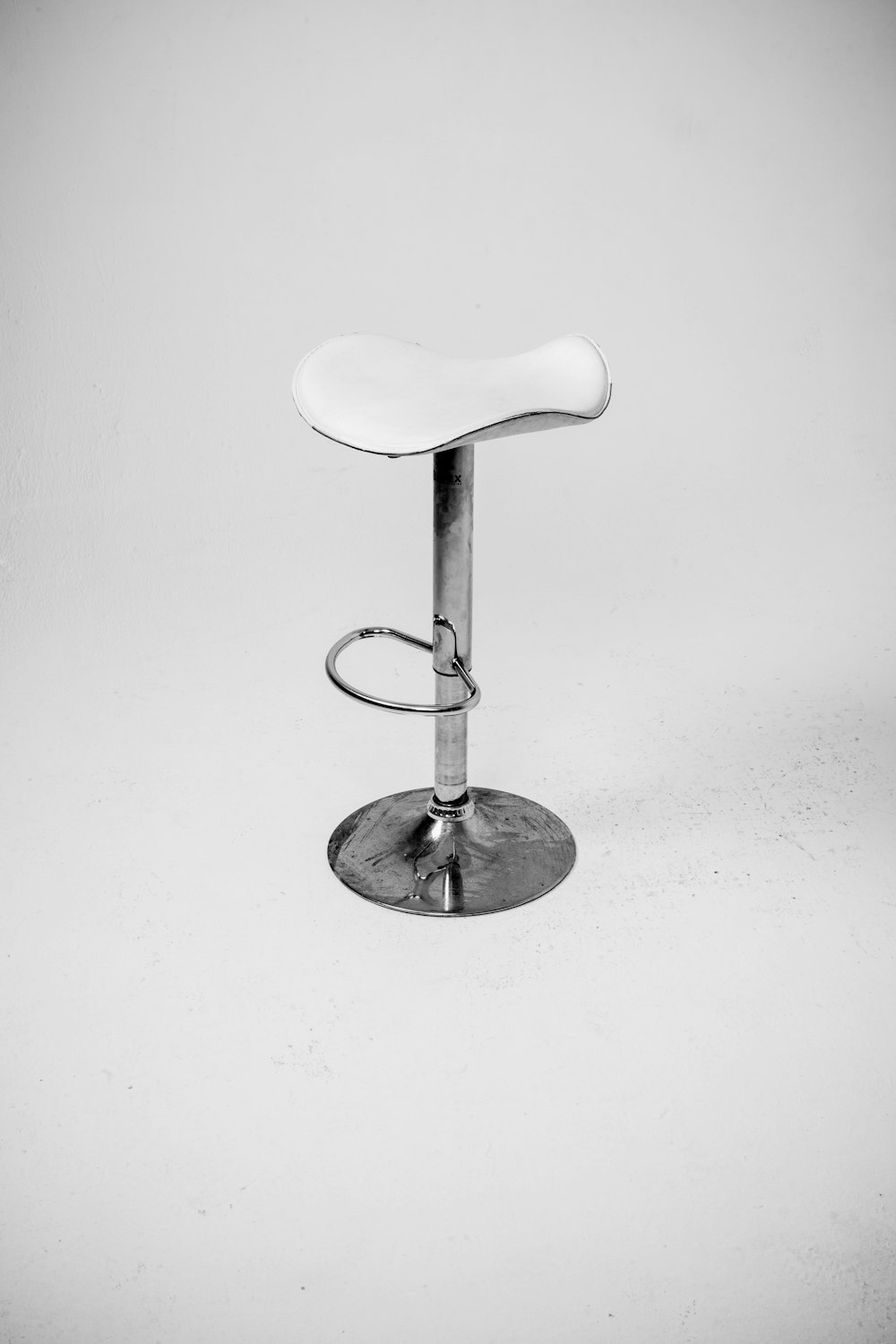 Tabouret de bar blanc et argent