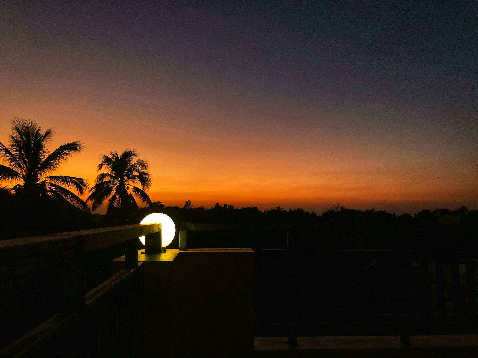 gray computer monitor