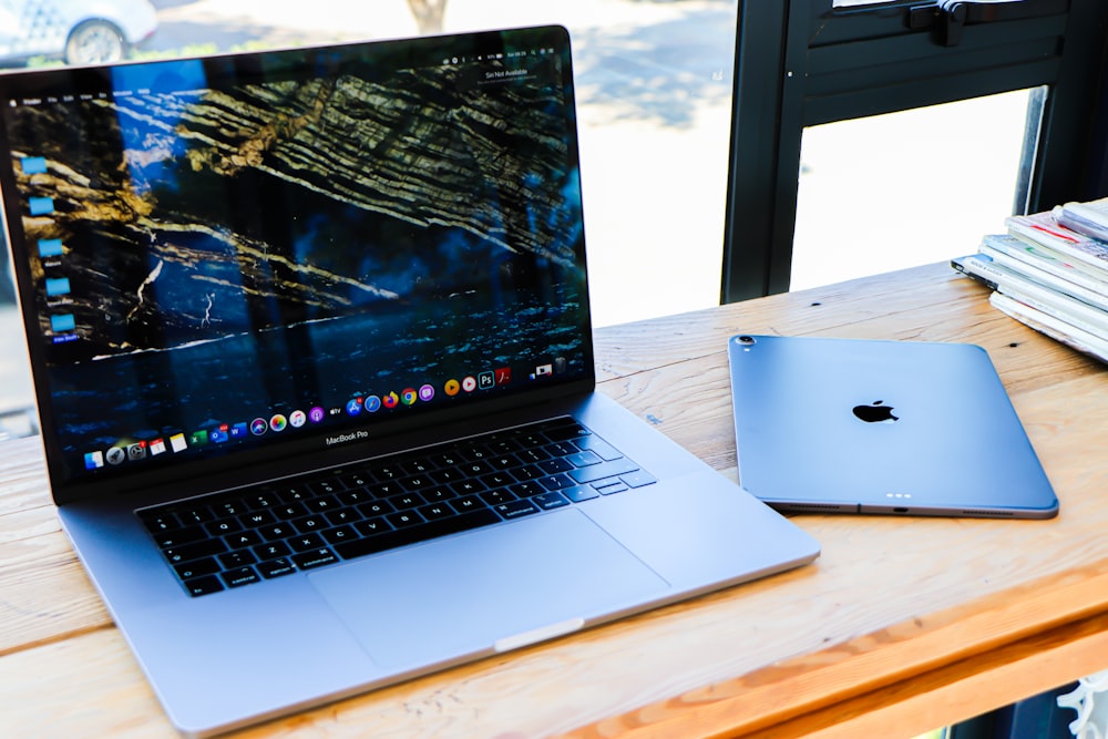 MacBook Pro sobre mesa de madera marrón