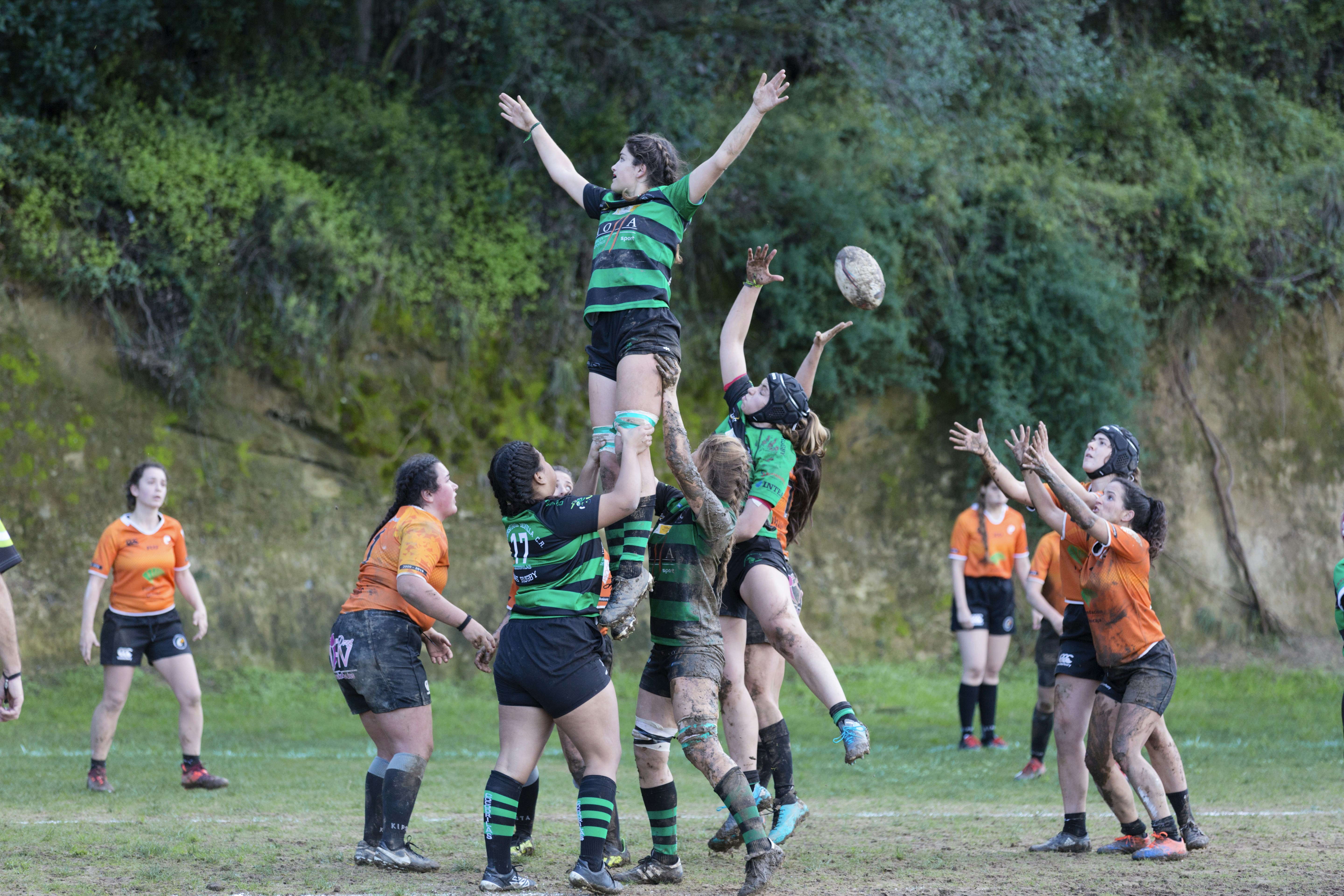 Una touche durante el partido de rugby femenino jugado el 26-01-2020 en el campo Bahía's Park de Marbella entre los equipos Rugby Falcultad de Económicas de Málaga y el UAS Universitadrio Sevilla CR - Cocodrilas Rugby.