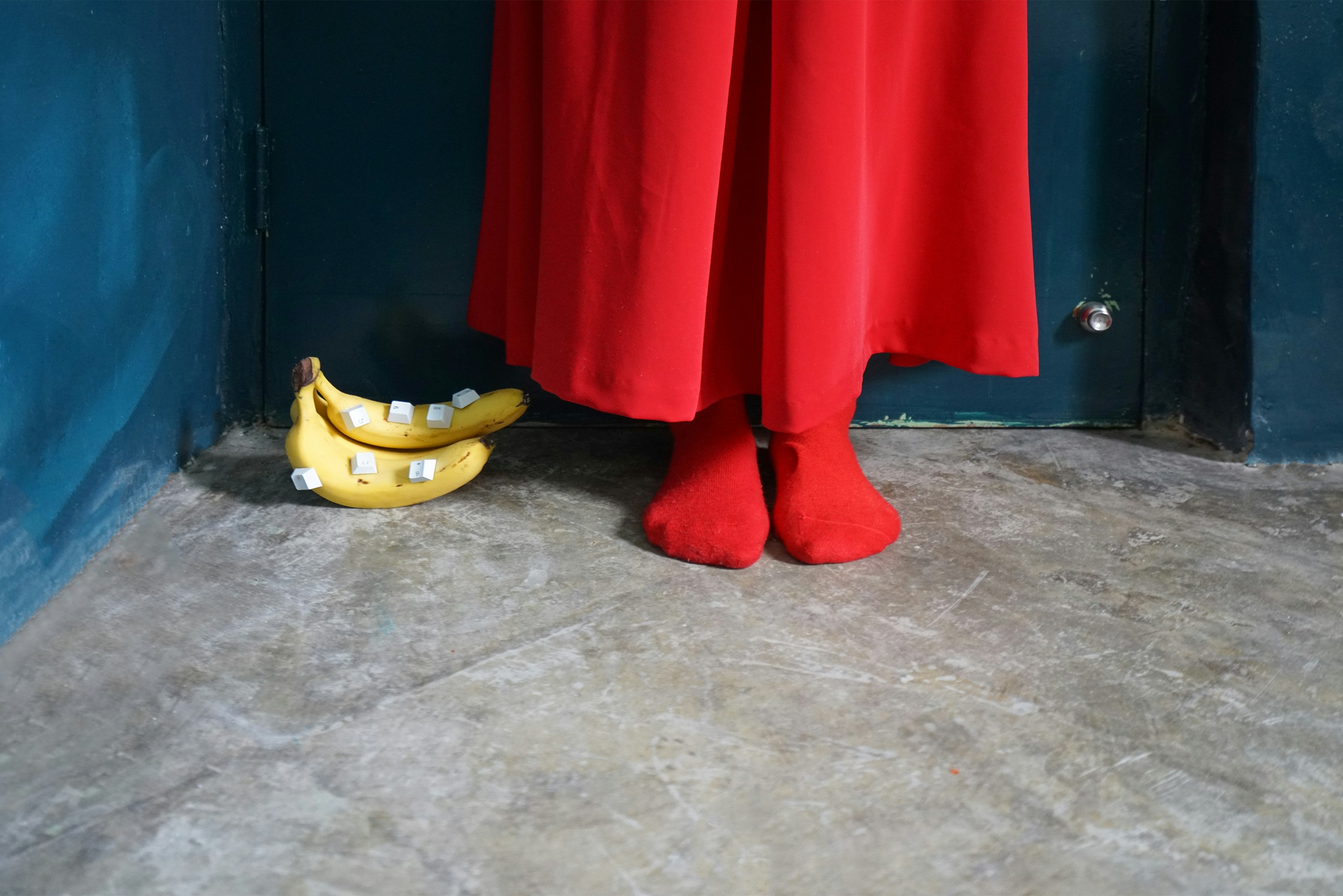 tekstil merah dekat bakiak karet kuning