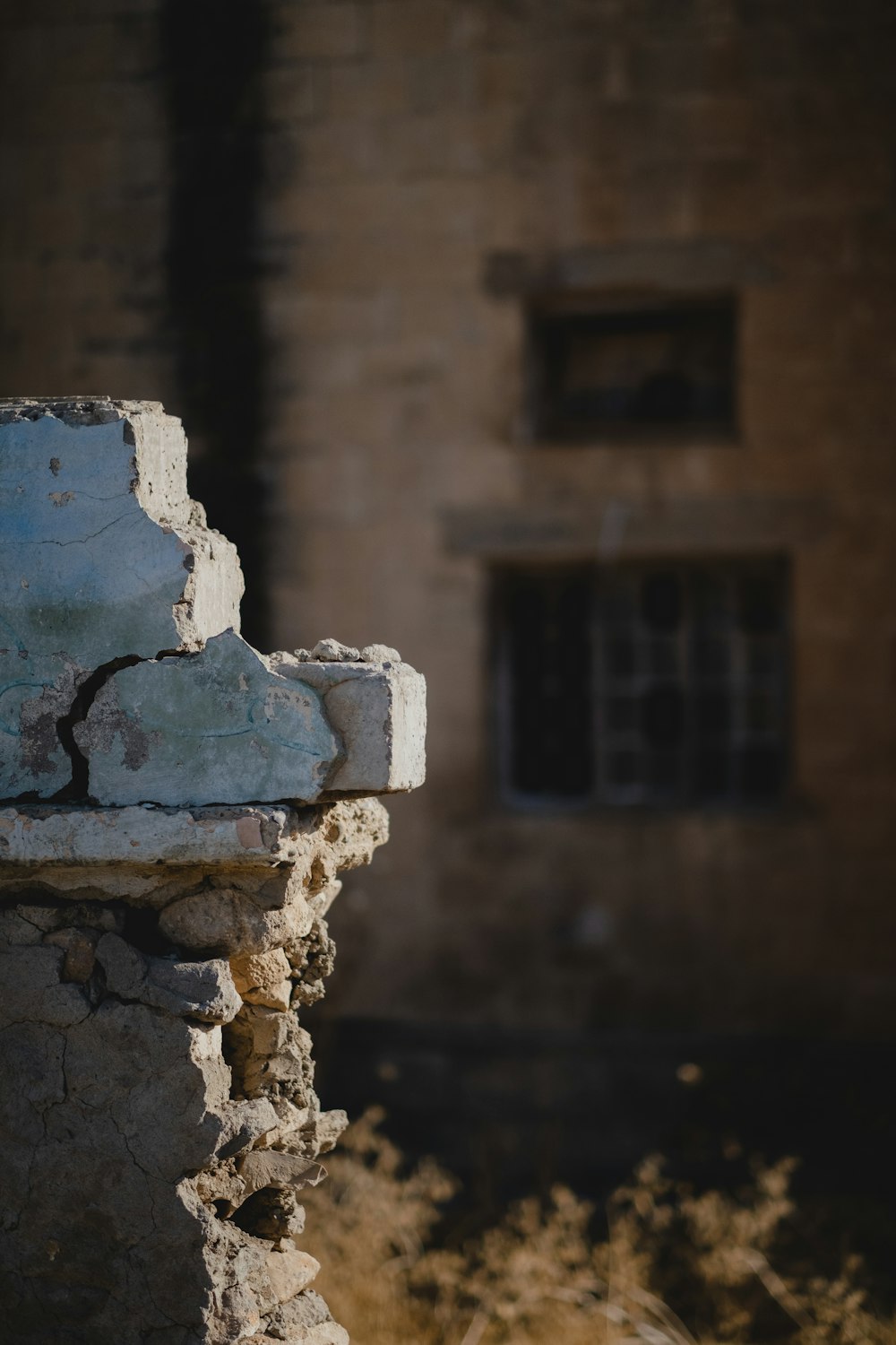 Muro de hormigón azul y blanco