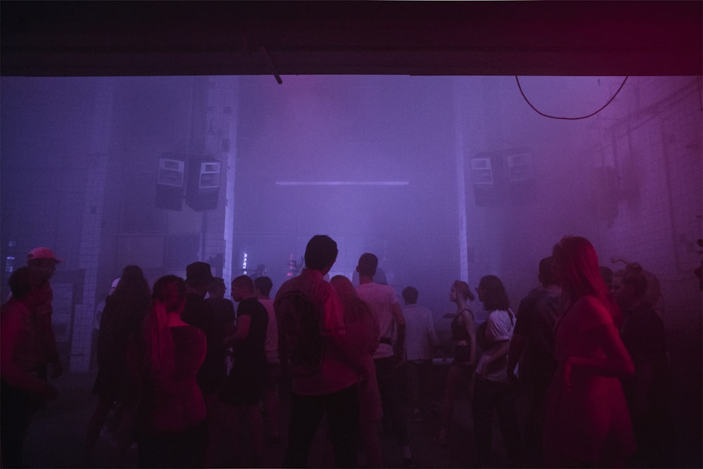 pessoas em uma sala com luzes acesas durante a noite