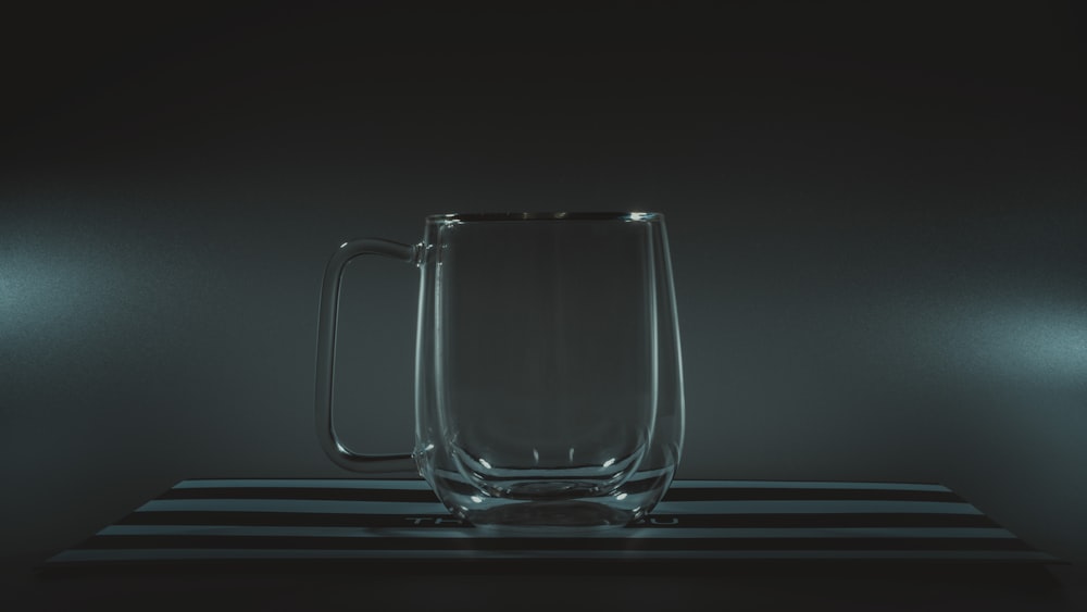 caneca de vidro transparente com água