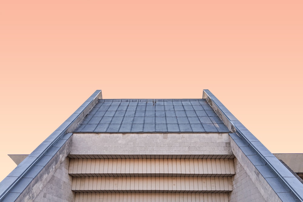 Braunes Betongebäude unter blauem Himmel tagsüber