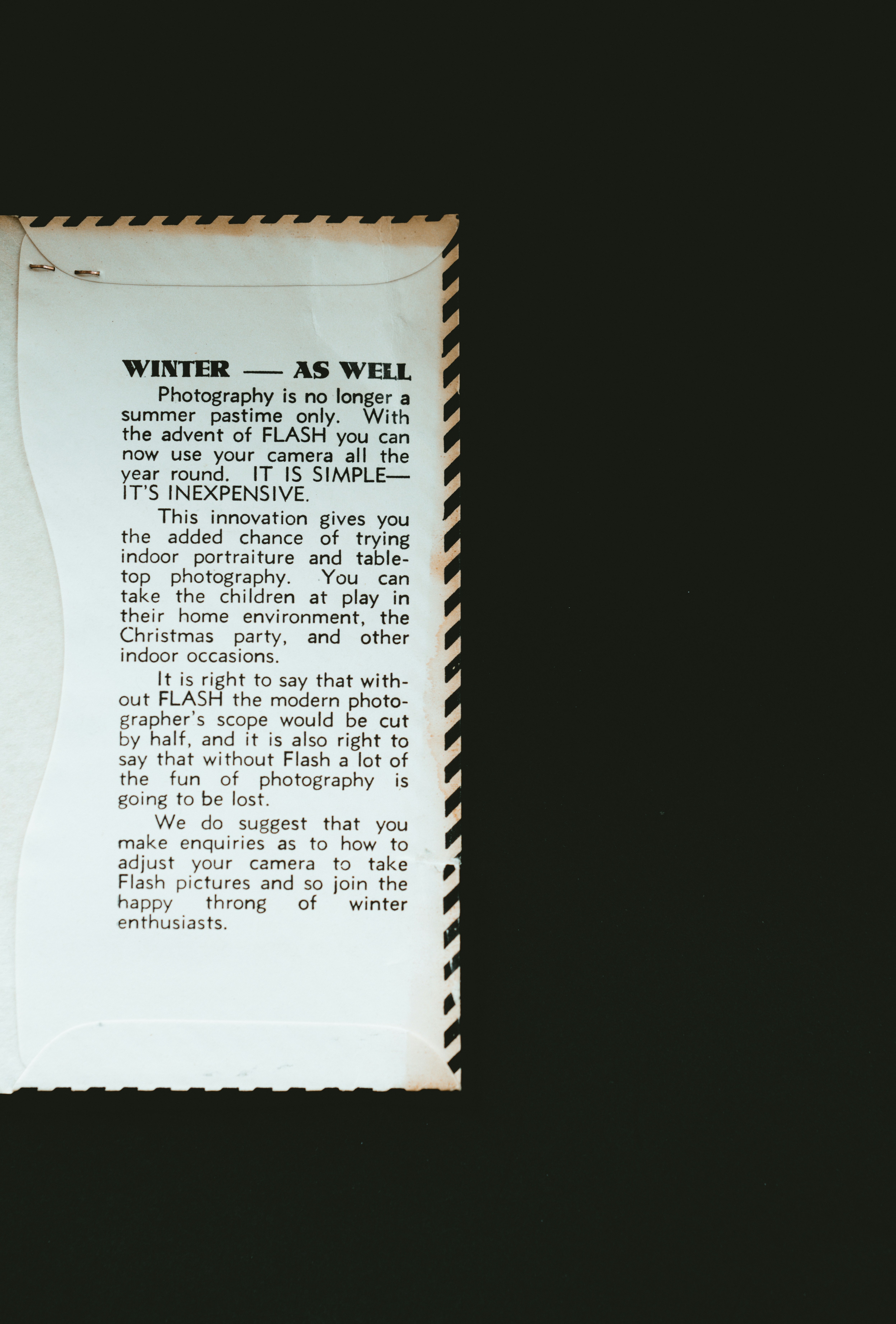 검은색 텍스트가 있는 흰색 프린터 용지