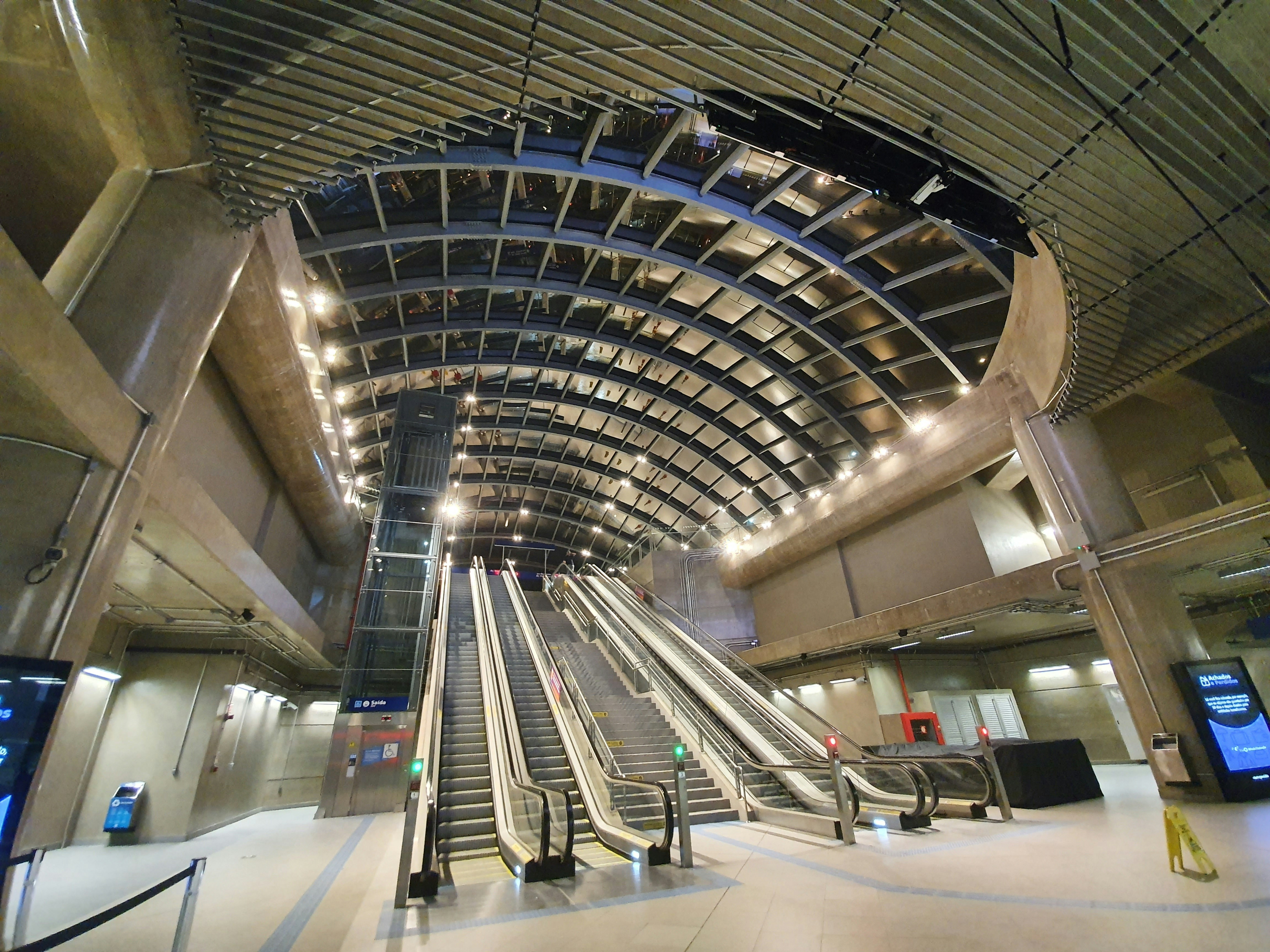 Menschen, die auf Rolltreppen im Gebäude gehen