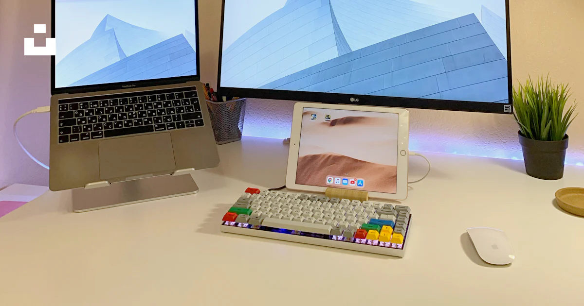 Macbook pro on white table photo – Free Computer Image on Unsplash