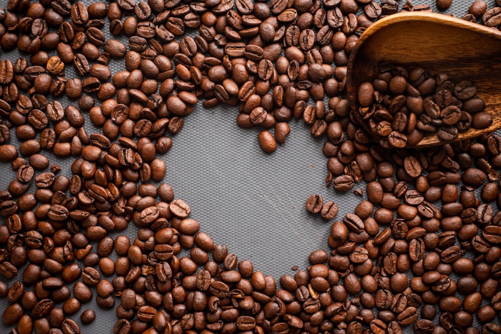 grãos de café marrons formando coração