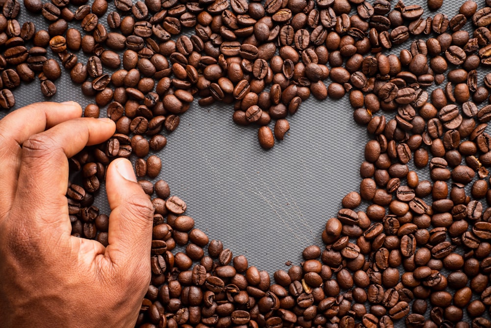 chicchi di caffè sulla mano delle persone