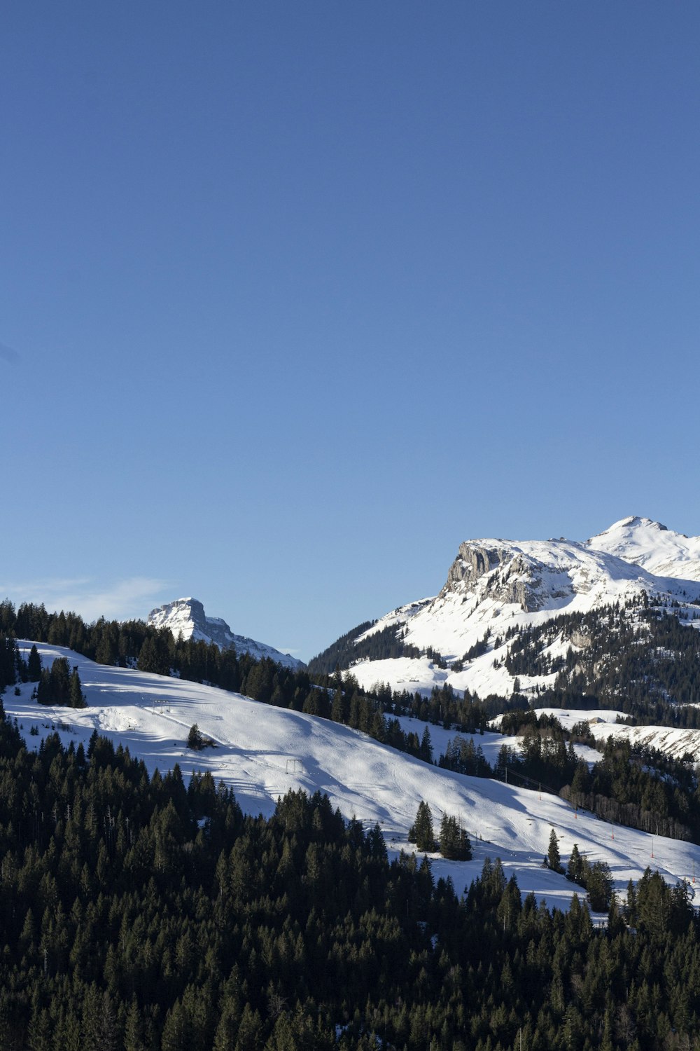 montagna coperta di neve sotto il cielo blu durante il giorno