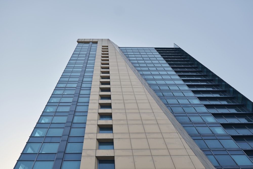 Edificio de hormigón blanco y marrón