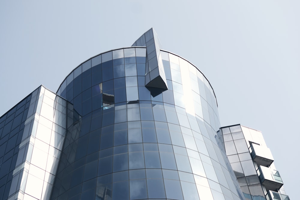 Edificio de hormigón gris bajo el cielo blanco durante el día