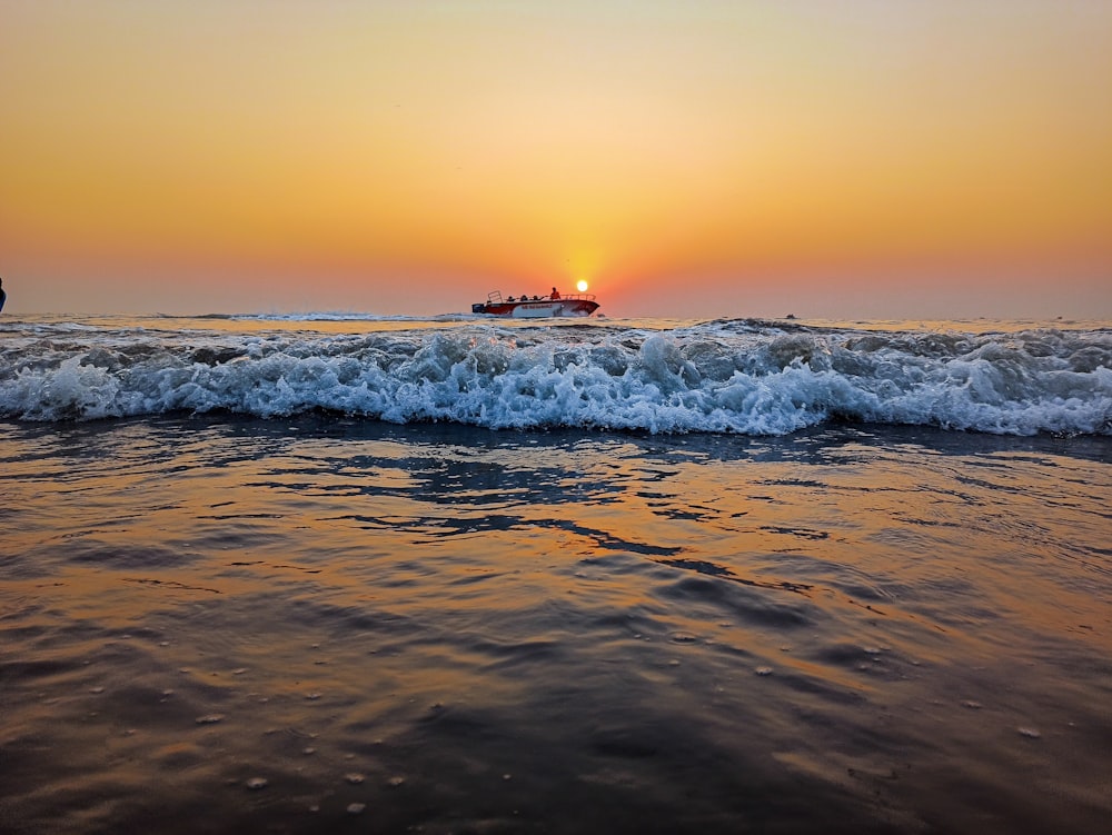 Weißes Schiff auf See bei Sonnenuntergang