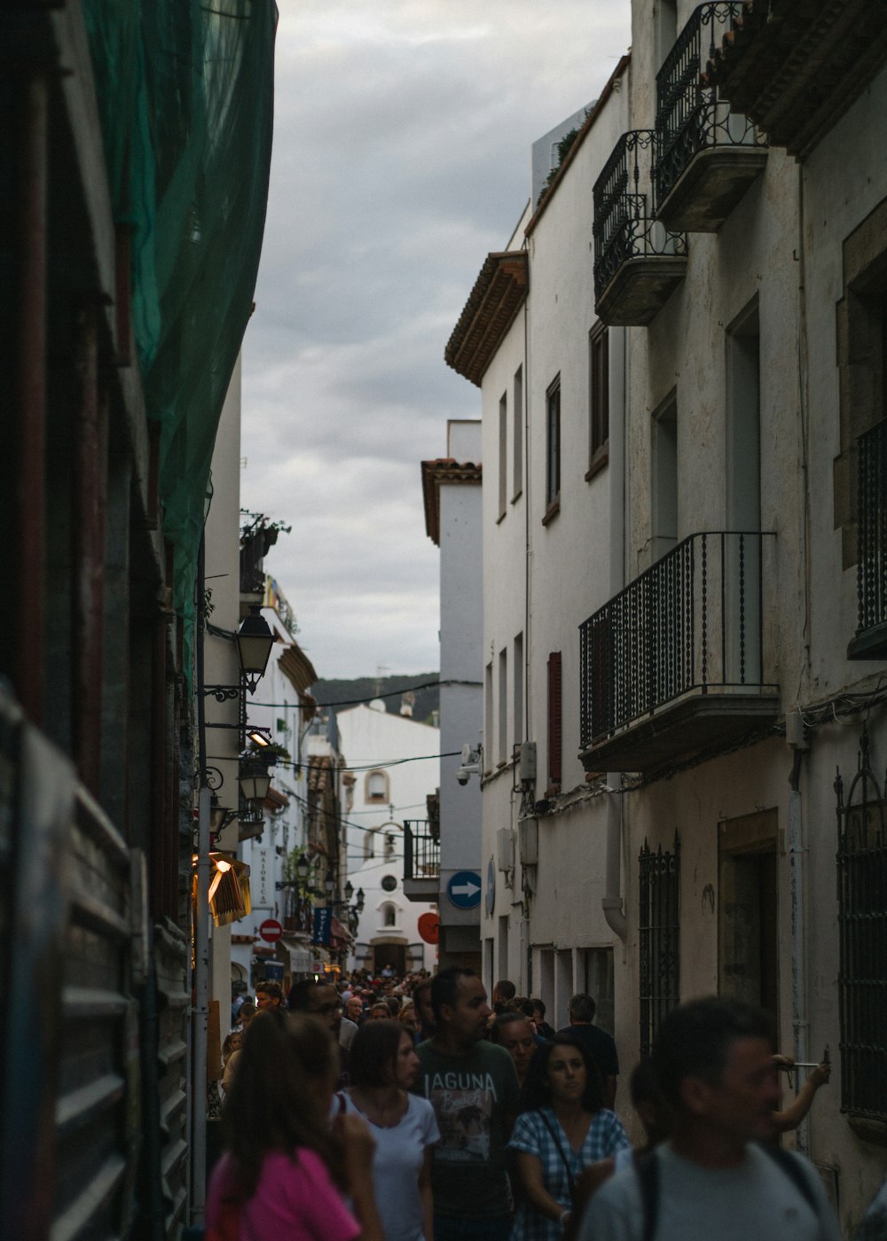 personnes marchant dans la rue pendant la journée