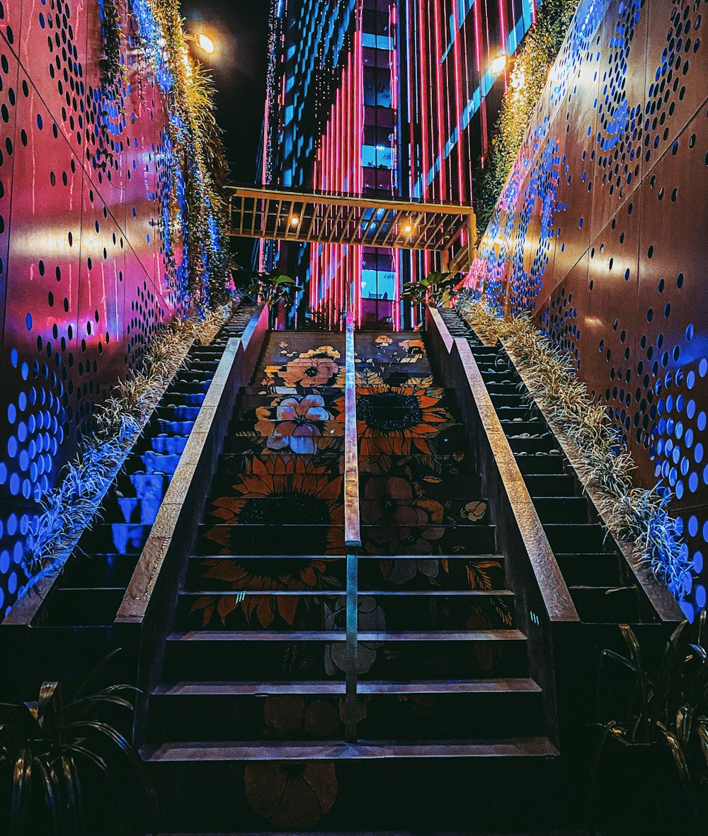 Escaleras de metal negro con luces