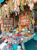 Cestas de mimbre de colores surtidos en exhibición en mercado de Marruecos.