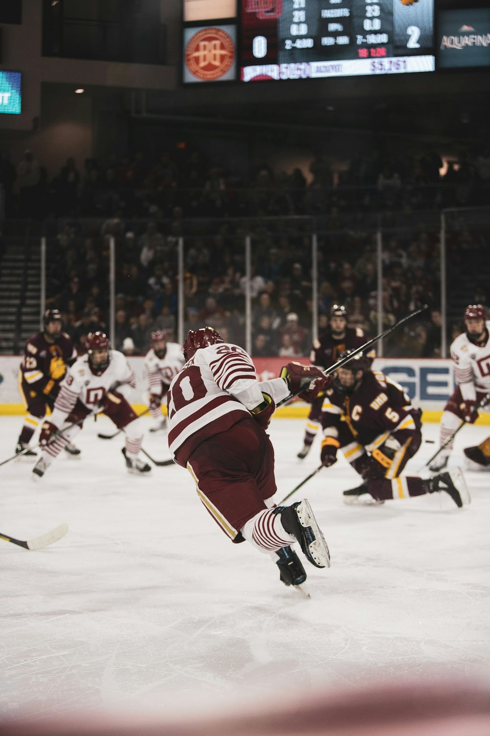 Joueurs de hockey sur glace sur un stade de hockey sur glace