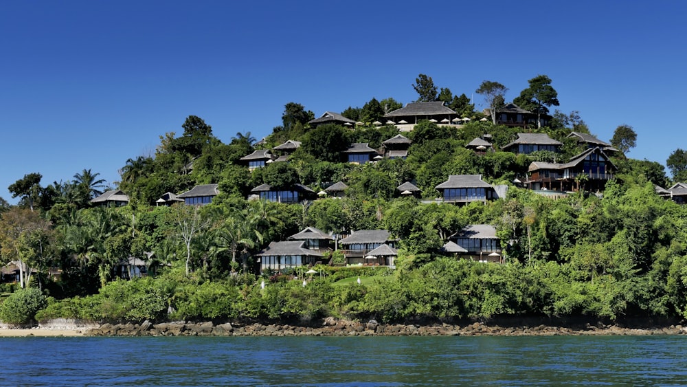 Casa bianca e marrone vicino allo specchio d'acqua durante il giorno