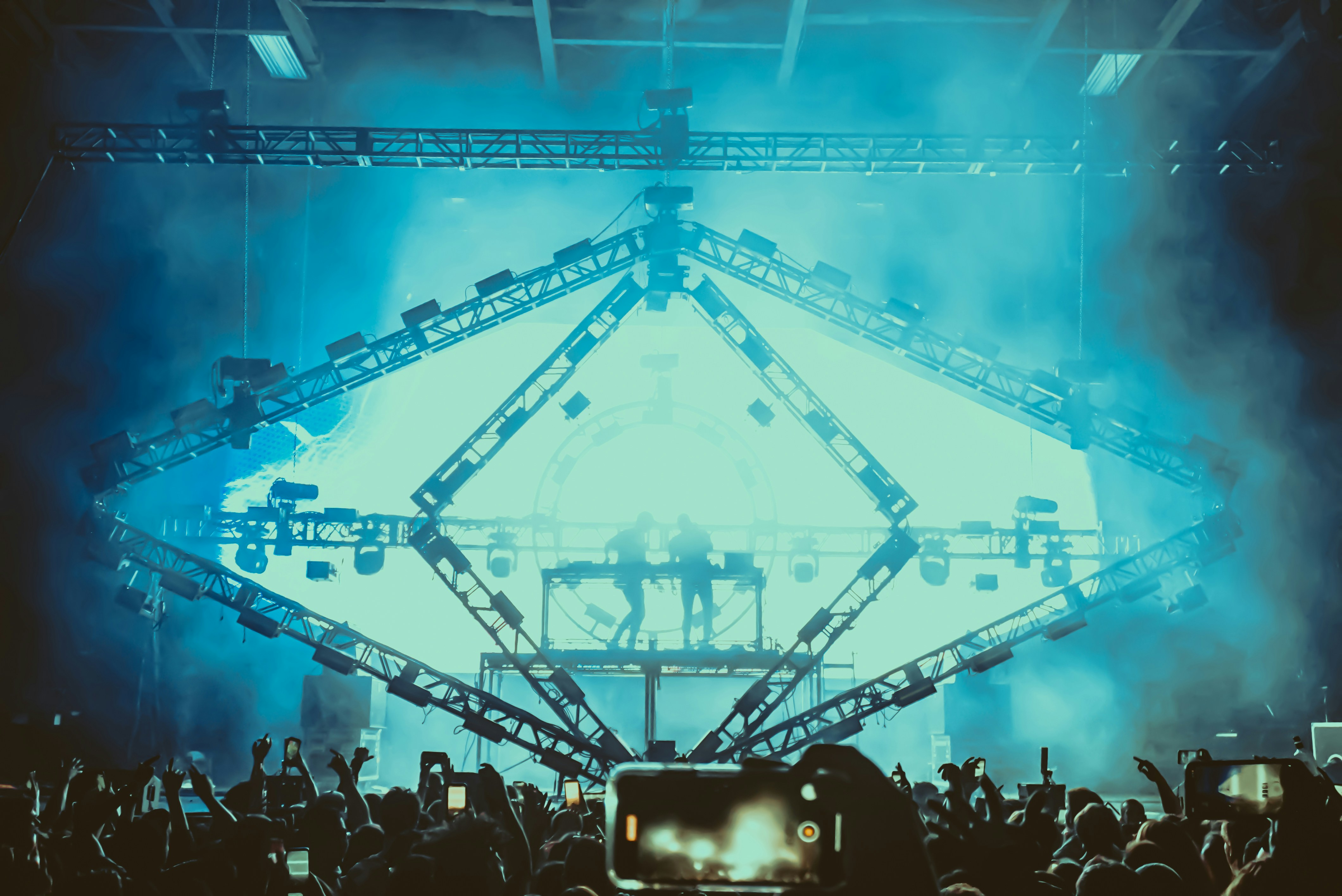 gente de pie en la torre de metal azul y blanco