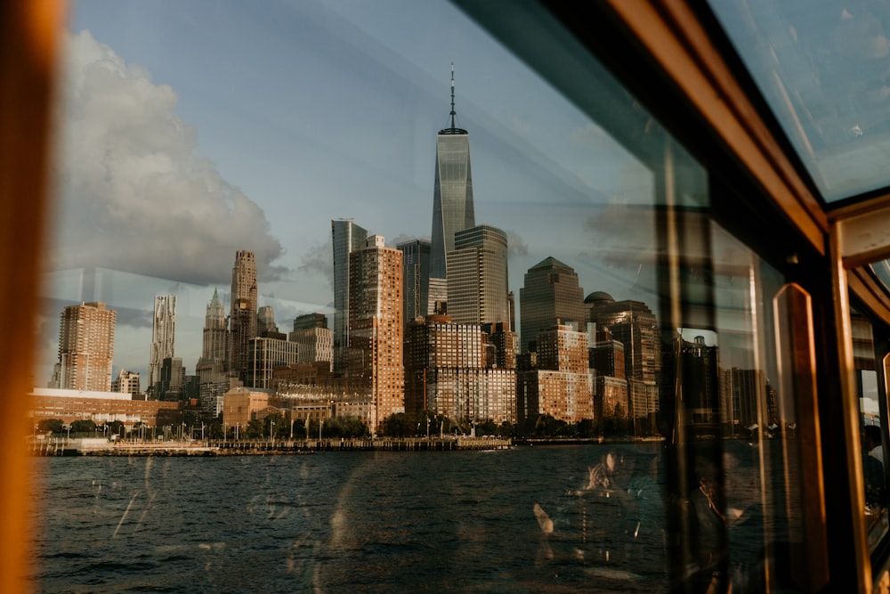 Skyline della città attraverso lo specchio d'acqua durante il giorno